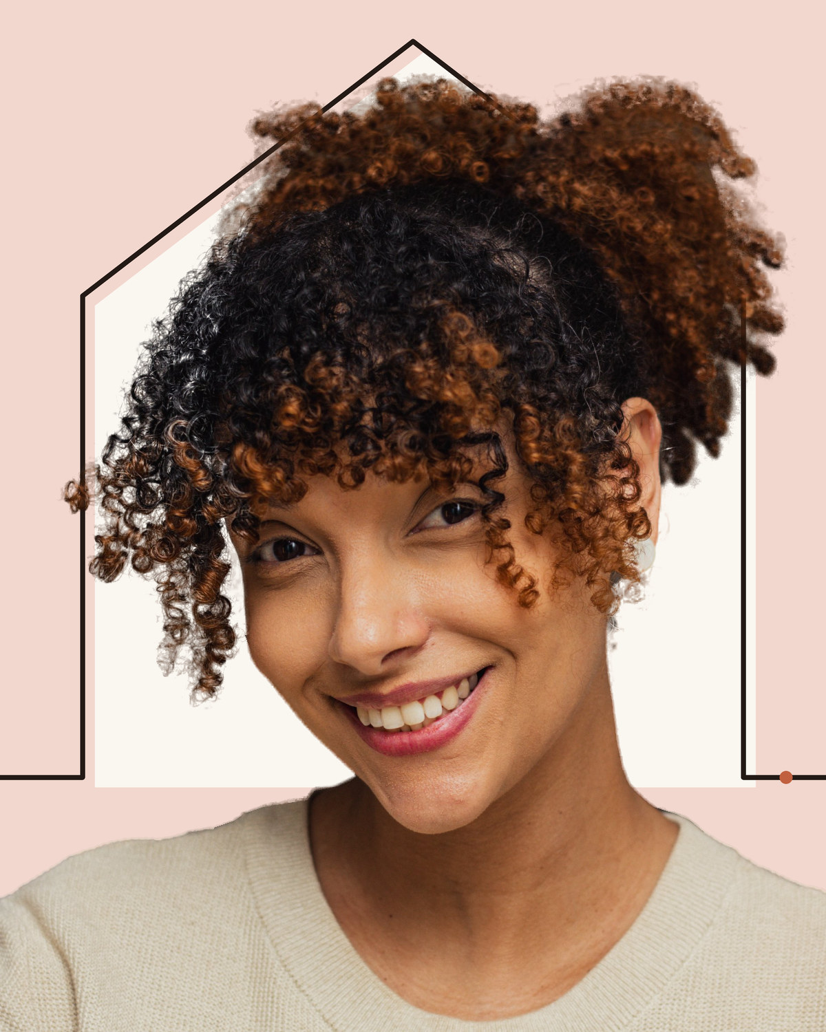 Monique, fundadora da acalena, sorrindo, com cabelo cacheado e suéter claro.